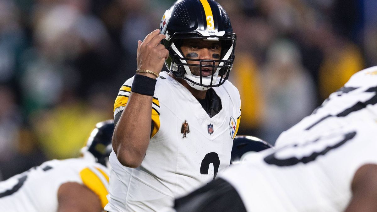 NFL, American Football Herren, USA Pittsburgh Steelers at Philadelphia Eagles Dec 15, 2024; Philadelphia, Pennsylvania, USA; Pittsburgh Steelers quarterback Russell Wilson (3) calls a play at the l...