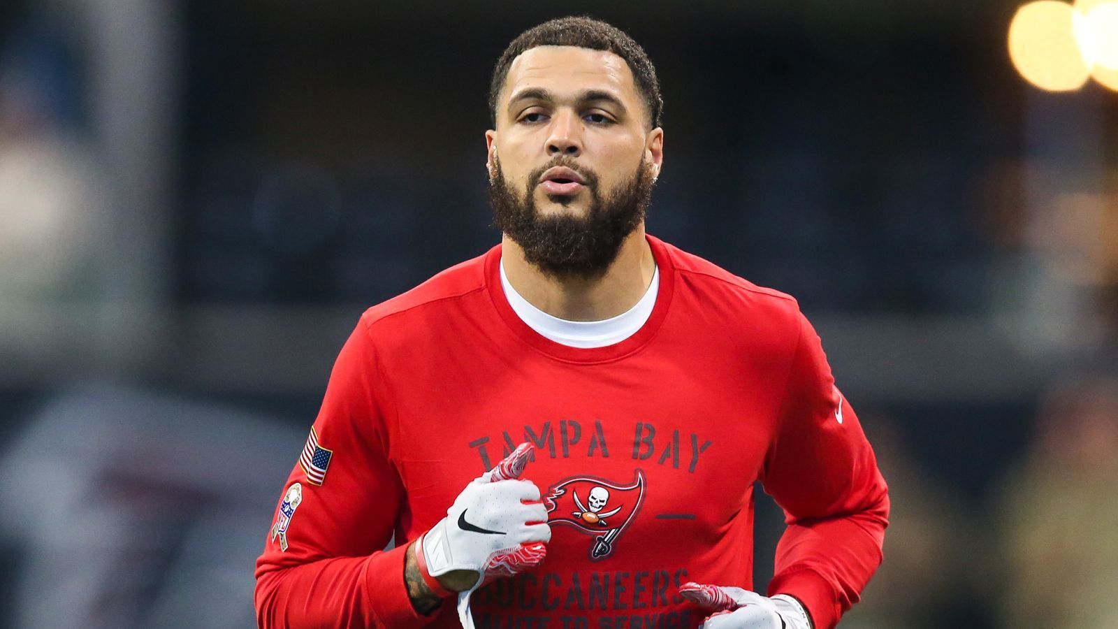 
                <strong>Mike Evans </strong><br>
                Auch Tom Bradys neuer Teamkollege Mike Evans ist unter "mikeevans114" auf Twitch dabei. Der Top-Receiver streamt in der Regel Fortnite und gönnt sich dabei gerne mal ein alkoholisches Getränk. Kürzlich stieß er mit seinen Zuschauern live auf die Brady-Verpflichtung seiner Buccaneers an. 
              