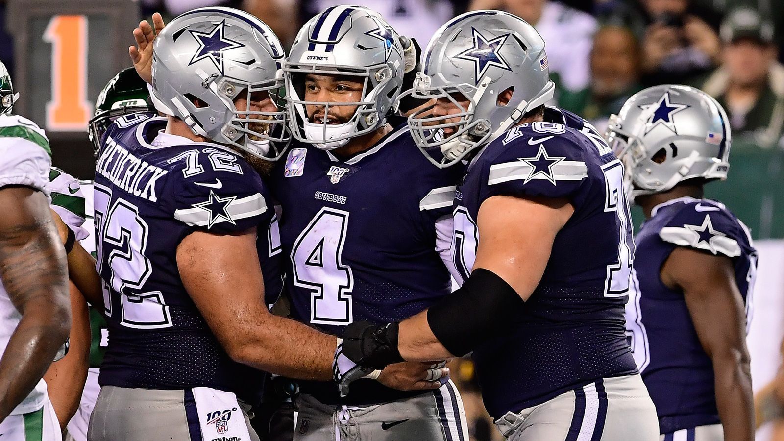 
                <strong>Platz 4: Dallas Cowboys</strong><br>
                Dak Prescott und Ezekiel Elliott genießen Jahr auf Jahr den Vorzug einer starken Offensive Line. Die bleibt auch nach dem Karriereende des All-Pro-Centers Travis Frederick in den Top 5 unseres Rankings. Ein gesunder Tyron Smith ist noch immer einer der besten Left Tackles der Liga, Zack Martin muss sich vor keinem Guard der Liga verstecken und La'el Collins hat in der vergangenen Spielzeit als Right Tackle seinen Durchbruch gefeiert. Center Joe Looney ersetzte Frederick 2018 bereits solide, außerdem hat sich Jerry Jones auf der Position mit Viertrunden-Pick Tyler Biadasz auch in der Breite verstärtk.
              