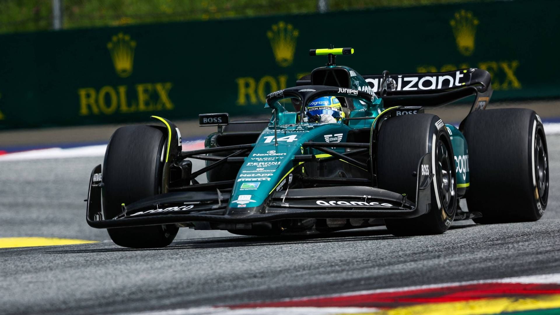 
                <strong>Gewinner: Aston Martin</strong><br>
                Eigentlich gab es bei Aston Martin nicht viel Grund zur Freude, zumindest verglichen mit den vorherigen Wochenenden. Denn von einem Podestplatz waren Fernando Alonso und Lance Stroll ganz weit weg. Red Bull und Ferrari waren zu stark, sogar McLaren mit dem runderneuerten Auto von Lando Norris ist plötzlich eine ernstzunehmende Gefahr. Den größten Erfolg feierte der Rennstall aber nach dem Rennen. Aston Martin legte Protest gegen das Rennergebnis ein, weil aus ihrer Sicht nicht genügend Track-Limit-Vergehen geahndet wurden. Und der Protest hatte Erfolg: Durch diverse nachträgliche Bestrafungen rückten sowohl Alonso als auch Stroll um jeweils einen Platz nach vorne. Alonso wurde so Fünfter statt Sechster, Stroll Neunter statt Zehnter. Wichtige Punkte, die am Ende des Jahres entscheidend sein können.
              