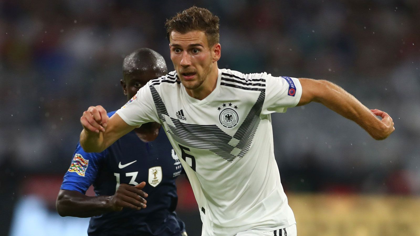 
                <strong>Verlierer: Leon Goretzka</strong><br>
                Der Neu-Münchener wirkt diesmal gegen Frankreich wie ein Fremdkörper. Leon Goretzka findet nie Bindung zum Spiel, er hat nur wenig Ballkontakte und überhastete Ballverluste. Gegen Peru bleibt ihm nur die Bank.
              