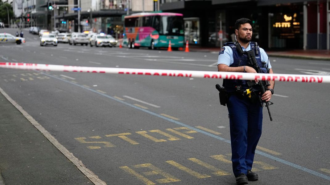 Ein Bewaffneter hat im neuseeländischen Auckland das Feuer eröffnet und mindestens zwei Menschen getötet. 