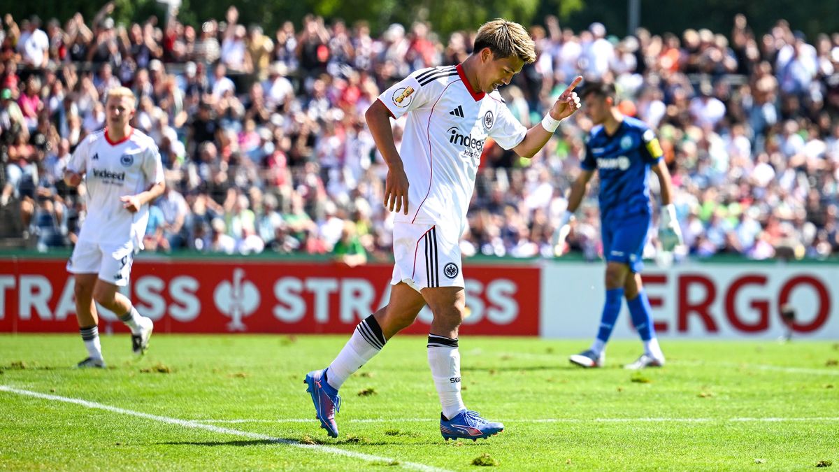 Ritsu Doan (Frankfurt, 20) bejubelt das Tor zum 0:2, GER, FV Engers 07 vs Eintracht Frankfurt, Fussball Herren DFB Pokal, 1. Runde, Saison 2025 2026, 17.08.2025 DFB regulations prohibit any use of ...