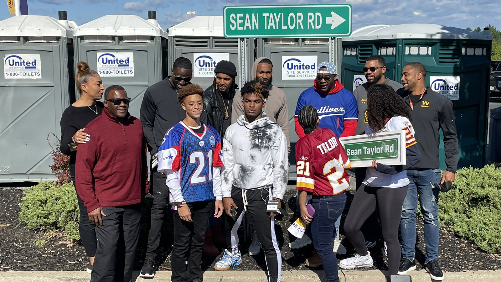 
                <strong>Sean Taylor Road vor mobilen Toilettenhäuschen</strong><br>
                Wer jetzt denkt, schlimmer geht es nicht mehr, hat die Rechnung ohne die Verantwortlichen des Washington Football Teams gemacht. Denn auch die feierliche Bekanntgabe der "Sean Taylor Road" vor dem Stadion wurde verhunzt. Warum? Weil das Straßenschild direkt vor mobilen Toilettenhäuschen aufgestellt wurde. Nicht nur kein schönes Panorama, auch der Höhepunkt einer Zeremonie, die eines Sean Taylors absolut unwürdig war!
              