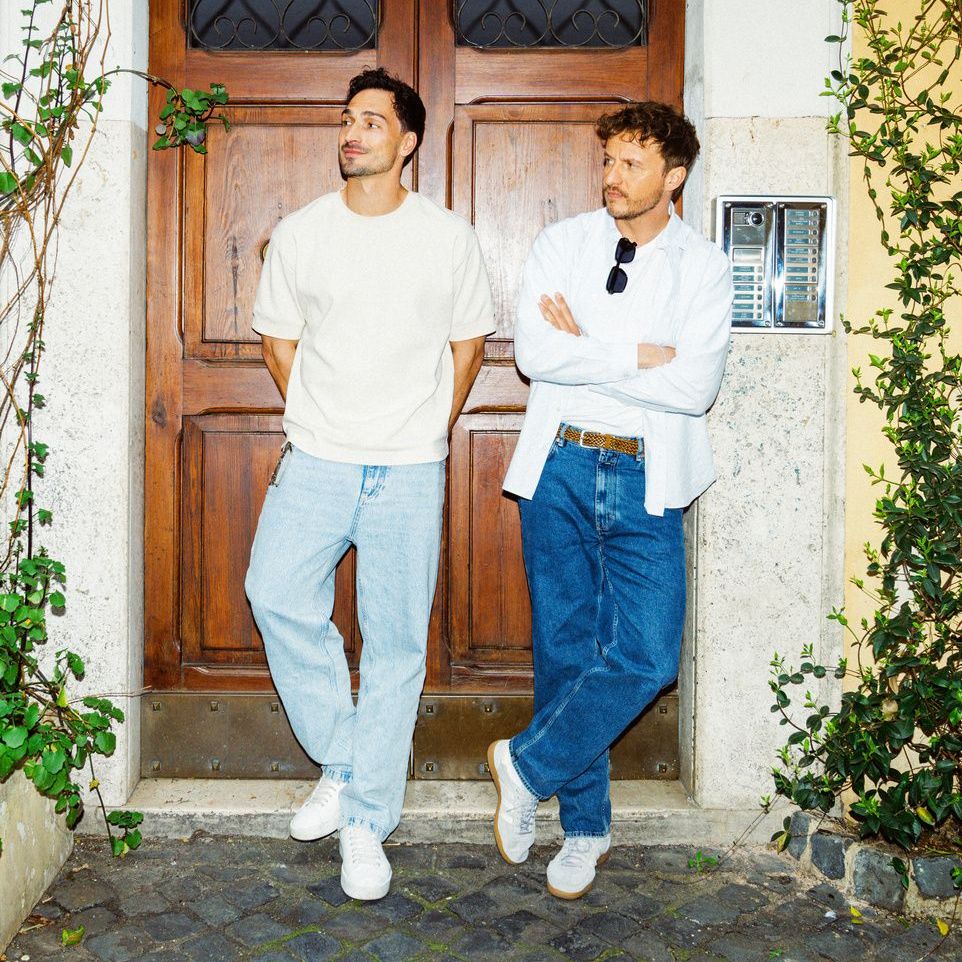 Mats Hummels (l.) und Tommi Schmitt (r.) stehen vor einem Haus.