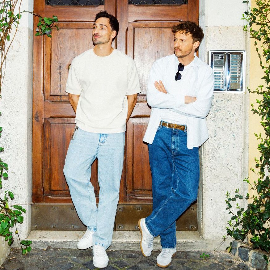 Mats Hummels (l.) und Tommi Schmitt (r.) stehen vor einem Haus.