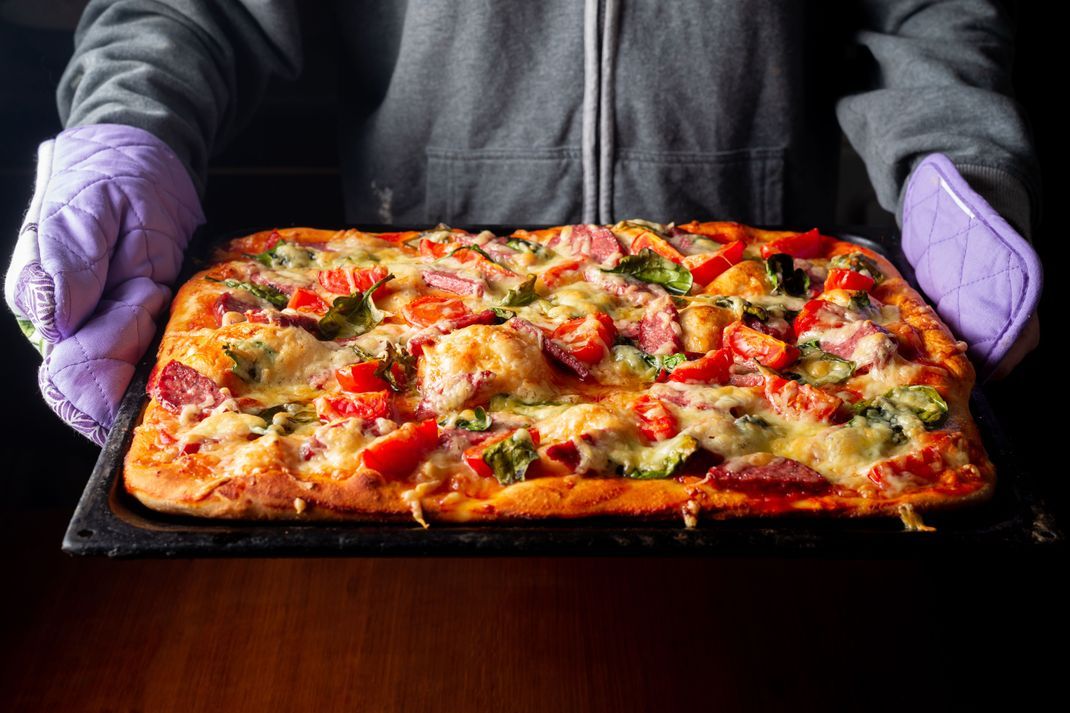 Ausrollen, belegen und genießen? Lieber nicht! In vielen fertigen Pizzateigen steckt nichts Gutes.