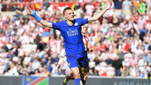 
                <strong>Jamie Vardy (Leicester City)</strong><br>
                Angriff - Jamie Vardy (Leicester City): Er ist definitiv die Entdeckung der Saison beim Überraschungsteam der Saison. Vor ein paar Jahren kickte der 29-Jährige noch in den Niederungen des englischen Provinzfußballs. Nun hat Vardy mit 22 Saisontoren seinen Platz in Englands EM-Team wohl schon sicher - und als Draufgabe winkt der sensationelle Meistertitel mit Leicester City. Auch im Trikot der Three Lions dürfte er übrigens der Sturmpartner von Kane sein - wie in Fabregas' Elf der Saison.
              