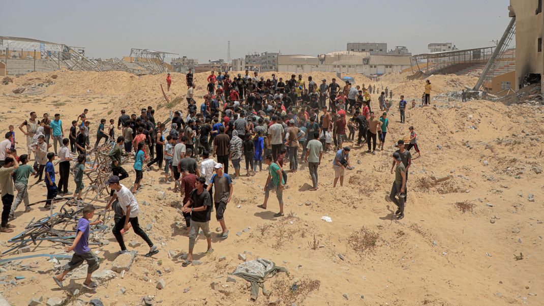 In der Stadt Chan Yunis im südlichen Gazastreifen drängeln sich die Menschen um die von einem Flugzeug abgeworfenen humanitären Hilfsgüter.