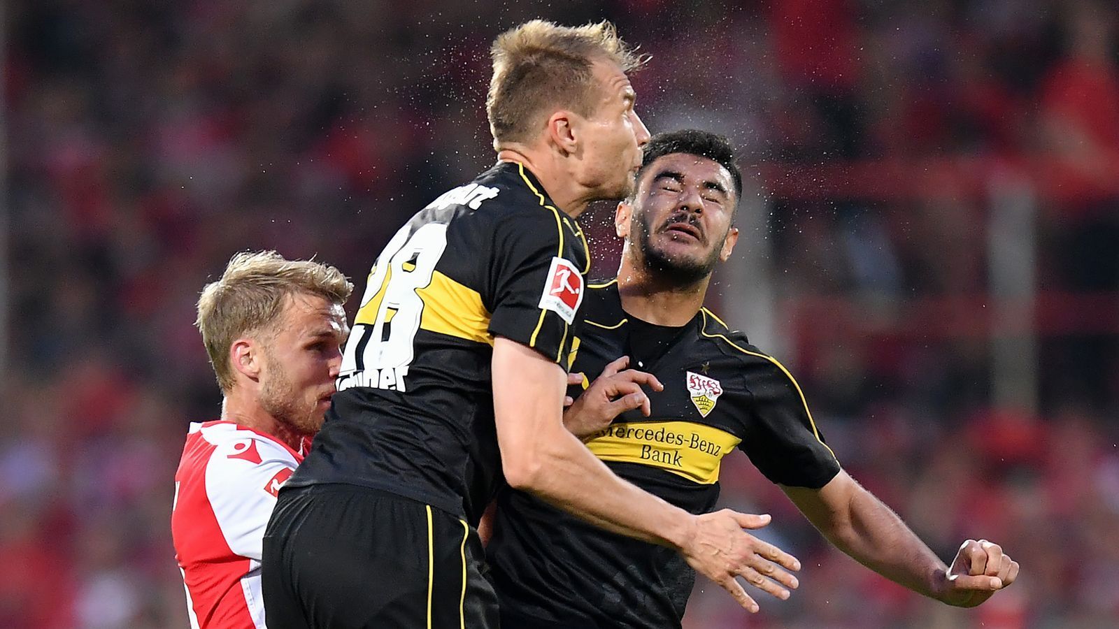 
                <strong>Schrecksekunde nach stuttgarter Zusammenprall</strong><br>
                Schrecksekunde in der 20. Minute für den VfB Stuttgart. Die beiden Innenverteidiger Holger Badstuber und Kabak rumpeln im Luftzweikampf zusammen.
              