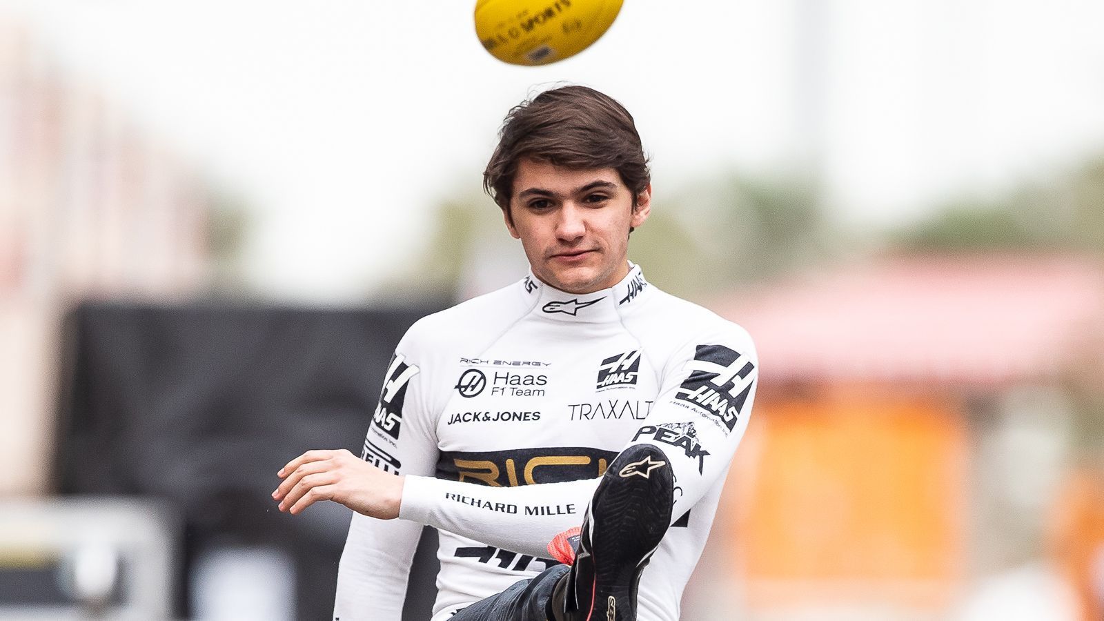 
                <strong>21 Pietro Fittipaldi (WRT)</strong><br>
                Fittipaldi wusste das belgische Team bei den Testfahrten auf dem Lausitzring zu überzeugen, der 22-Jährige wurde auf den letzten Drücker verpflichtet. Der Enkel des Ex-Formel-1-Weltmeisters Emerson Fittipaldi feierte bereits einige Siege in niedrigeren Rennklassen und ist zusätzlich noch Testfahrer für das Königsklassen-Team Haas in der Formel 1. Aberdein und Fittipaldi sind damit die jüngste Fahrerpaarung in der DTM.
              