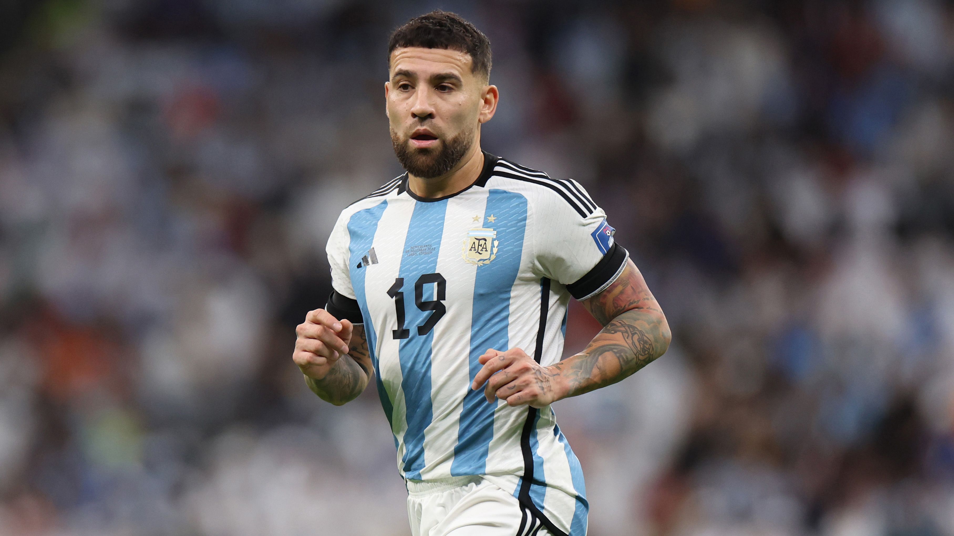 
                <strong>Defensive: Argentinien</strong><br>
                Altmeister Nicolas Otamendi (Foto) bildet mit Cristian Romero ein starkes Defensivzentrum, das gewiss auch über die Körperlichkeit den Kampf mit den französischen Offensivkünstlern aufnehmen wird. Mit Linksverteidiger Nicolas Tagliafico steht ein weiterer hocherfahrener Defensivspieler auf dem Platz. Das Zünglein an der Waage und gegebenenfalls die Schwachstellte der Südamerikaner im Defensivverbund könnte Rechtsverteidiger Nahuel Molina sein, der zwar seit seinem Wechsel im Sommer zu Atletico Madrid auch bei den Madrilenen gesetzt ist, am Sonntag im direkten Duell mit Superstar Kylian Mbappe aber die vermeintlich größte Aufgabe vor der Brust hat.
              