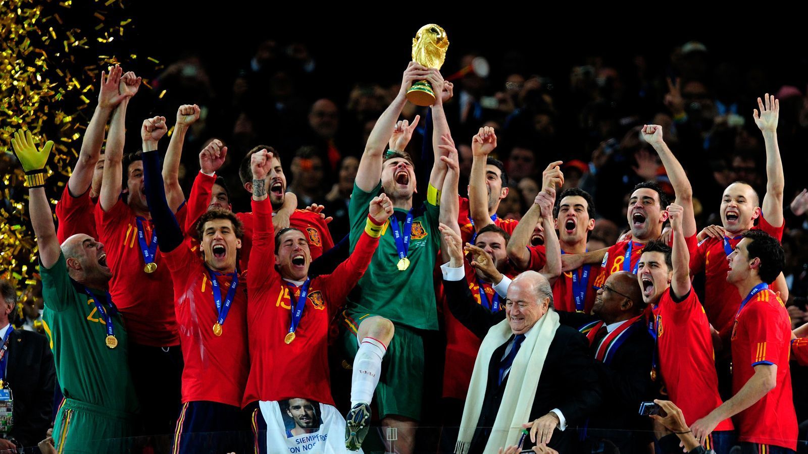 
                <strong>WM 2010 - Spanien </strong><br>
                2010 findet die erste WM auf dem afrikanischen Kontinent statt. Die Spanier schaffen Historisches und gewinnen mit ihrem dominanten Spielstil zum ersten Mal in ihrer Geschichte ein WM-Turnier. Die Mannschaft kassiert in Südafrika lediglich zwei Gegentore und gewinnt nach einem Tor von Iniesta mit 2:1 nach Verlängerung im Finale gegen die Niederlande.
              