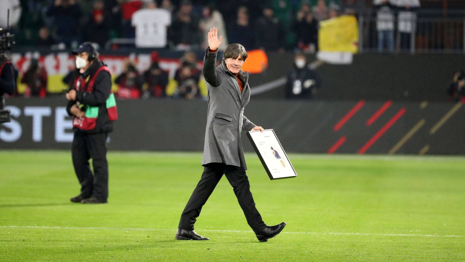 
                <strong>Vor Deutschland vs. Liechtenstein: Der Abschied von Ex-Bundestrainer Joachim Löw</strong><br>
                "Jogi, Jogi"-Sprechchöre der 26.000 Fans schallen durch die ausverkaufte Volkswagen Arena. Löw winkt freundlich zurück. Doch bevor überhaupt so etwas wie Wehmut aufkommen kann, ist die Zeremonie auch schon wieder zu Ende. Denn der Zeitplan drängt: Löw muss vom Platz, herzt Bierhoff und Co noch einmal im Vorbeigehen. Dann erklingt schon die Nationalhymne von Liechtenstein. Bittere Ironie: Die Melodie der Hymne ist die von "God Save The Queen" – die gleiche Melodie, die Löw bei seinem letzten Spiel, der Niederlage im EM-Achtelfinale gegen England, gehört hat.
              