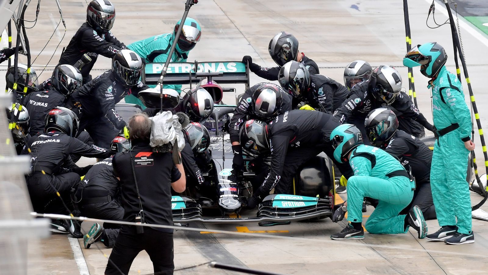 
                <strong>Taktikmeister Mercedes</strong><br>
                Was natürlich auch an seinem Team liegt. Mercedes macht einfach kaum Fehler. Und zieht noch immer die besten Taktiken aus dem Hut. Bestes Beispiel: der GP von Spanien, als Hamilton Verstappen dank der ausgeklügelten Boxenstopp-Strategie der "Genies von Mercedes" ("Tages-Anzeiger") kurz vor der Ziellinie doch noch überholen konnte. Die Kombination Mercedes/Hamilton - für die restliche Formel 1 wahrlich zum Haareraufen. Ferrari, Red Bull und Co. werden hoffen, mehr noch: beten, dass die Vertragsverhandlungen zwischen dem britischen Fahrer und dem deutschen Rennstall noch irgendwie scheitern. Allerdings sagte Hamilton erst kürzlich: "Unsere Beziehung wird von Jahr zu Jahr stärker." Die Gebete müssten also schon an allerhöchster Stelle erhört werden.
              