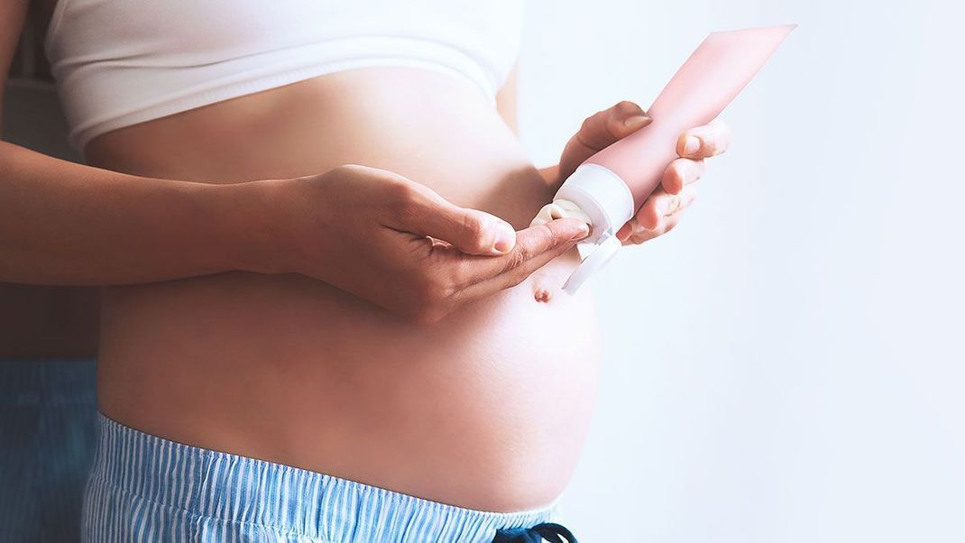 Schwangere pflegen ihre Haut am besten mit hochwertigen Ölen - so kann man Dehnungsstreifen etwas vorbeugen.