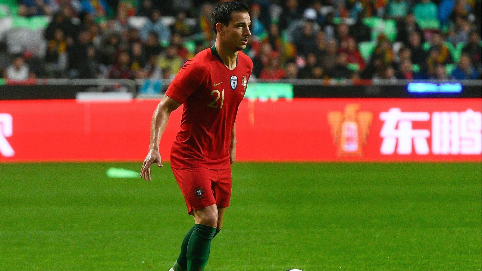 
                <strong>Cedric Soares (Portugal)</strong><br>
                Der Rechtsverteidiger war eigentlich fast von Beginn an auf seiner Seite mit den Vorstößen von Jordi Alba beschäftigt und mit zunehmender Spieldauer verlor der Profi von Southampton den Zugriff gegen seinen direkten Gegenspieler.  Nach vorne hin konnte Soares auch kaum für Entlastung sorgen. ran-Note: 4
              