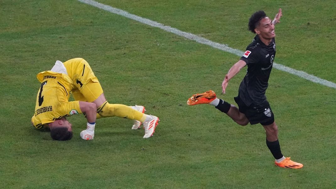 Stuttgarts Enzo Millot bejubelt sein 1:2. Das Schicksal des HSV ist nach dem Spiel besiegelt.