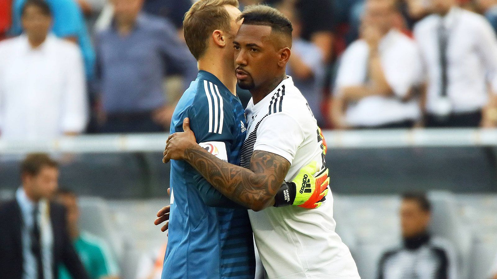 
                <strong>Jerome Boateng</strong><br>
                Wie sein Nebenmann Mats Hummels nicht immer auf der Höhe. Auch seine gefürchteten Pässe in die Spitze hinter die Abwehr der Saudis kommen nur selten an, insgesamt durchwachsen. Bleibt in der Pause in der Kabine. ran-Note: 3
              