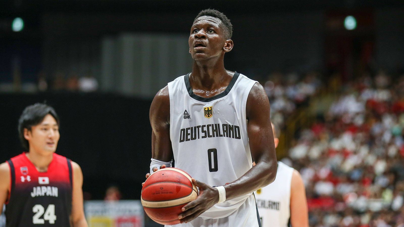 
                <strong>Isaac Bonga (Washington Wizards)</strong><br>
                Der erst 19-jährige Point Guard wurde 2018 zunächst von den Philadelphia 76ers in Runde 2 gedraftet, dann aber an die Los Angeles Lakers weitergegeben. Dort hatte Bonga 22 Einsätze mit durchschnittlich 5,5 Minuten Spielzeit und erzielte im Schnitt 0,9 Punkte. Bonga verdient kommende Saison in Washington 1,4 Millionen US-Dollar. Die Wizards zählen voraussichtlich zu den schwächeren Teams der NBA und dürften genauso wie vergangene Saison die Playoffs verpassen.
              