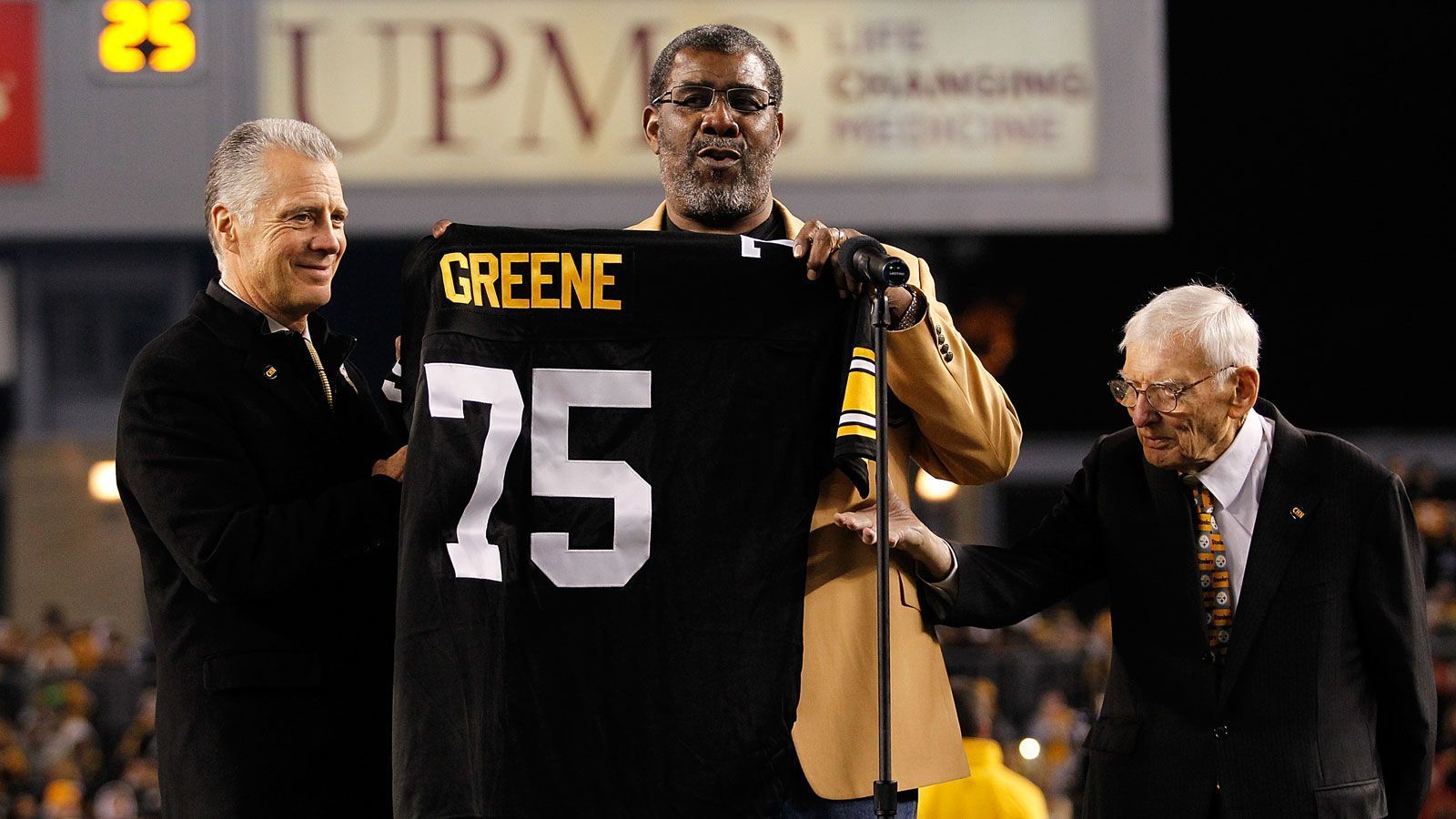 
                <strong>Steel Curtain</strong><br>
                Einer der bekanntesten Namen in der NFL. Auch heutzutage in Gebrauch. Die Defense der Pittsburgh Steelers trägt immer noch den Titel aus der Zeit der erfolgreichen 70er Jahre (hier im Bild: Charles Edward "Mean Joe" Greene) - auch wenn sie lange nicht mehr so dominiert.
              