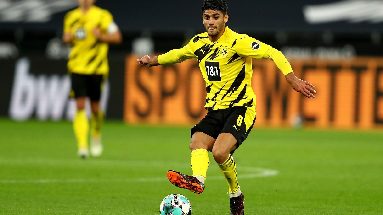 
                <strong>Mahmoud Dahoud</strong><br>
                Kommt für den gelb vorbelasteten Thomas Delaney nach einer knappen Stunde in die Partie. Kann offensiv keine Akzente setzen, hält aber defensiv die Dortmunder etwas zusammen. ran-Note: 3
              