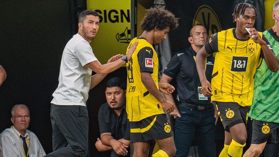 Genug gesehen: BVB-Trainer Nuri Sahin (l.) nahm den enttäuschenden Karim Adeyemi (M.) gegen Frankfurt zeitig vom Platz