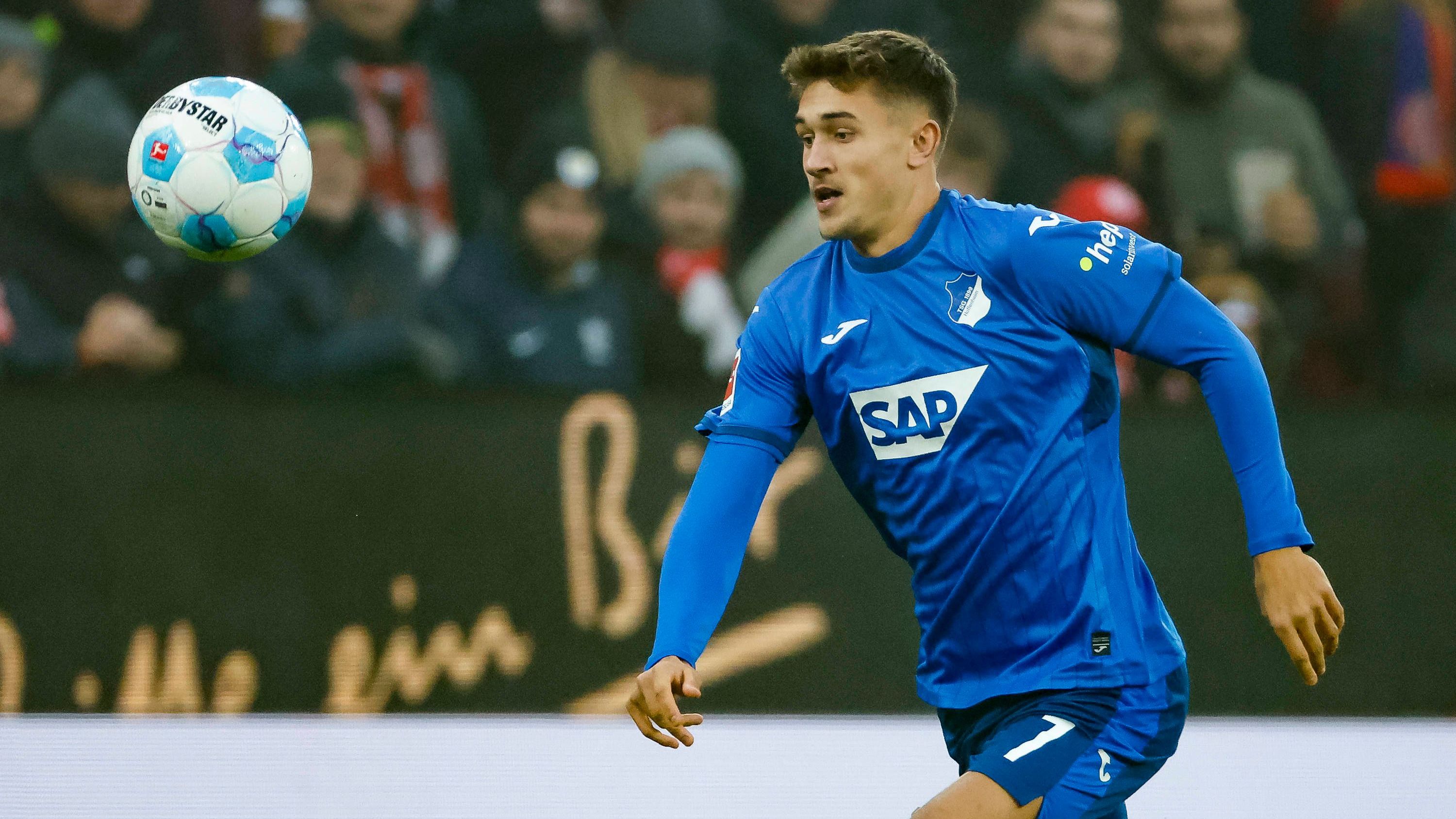 <strong>Tom Bischof (TSG Hoffenheim)</strong><br>Der FC Bayern hat offenbar ein Auge auf Hoffenheim-Youngster Tom Bischof geworfen und diskutiert laut Angaben der "Sport Bild" darüber, den 19-Jährigen an die Isar zu locken. Die Münchner sollen den Junioren-Nationalspieler schon länger auf dem Zettel haben. Zudem habe es bereits Kontakt zwischen Sportdirektor Christoph Freund und dem Management des Spielers&nbsp;gegeben. Der Zehner wäre im Sommer 2025 ablösefrei.