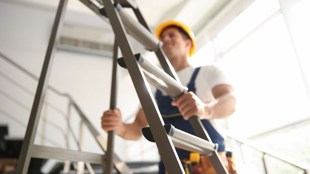 Im Heimwerkerbereich ist die Leiter unverzichtbar. Beinahe jeder Tüftler hat die nützliche Ausrüstung zuhause, mit der es hoch hinaus geht. Doch der falsche Einsatz kann fatale Folgen haben. In diesem Beitrag zeigen wir Ihnen alles Wissenswerte über den langen Helfer.