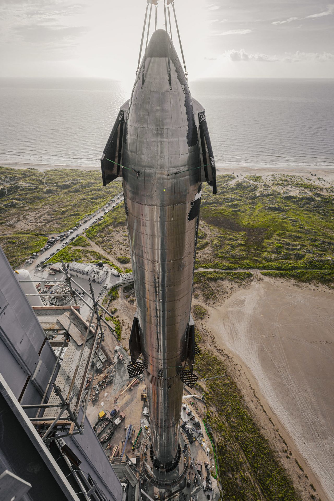 Das Gespann aus dem Raumschiff Starship (oben) und der Raketenstufe Superheavy (unten) bildet die größte Rakete der Welt.