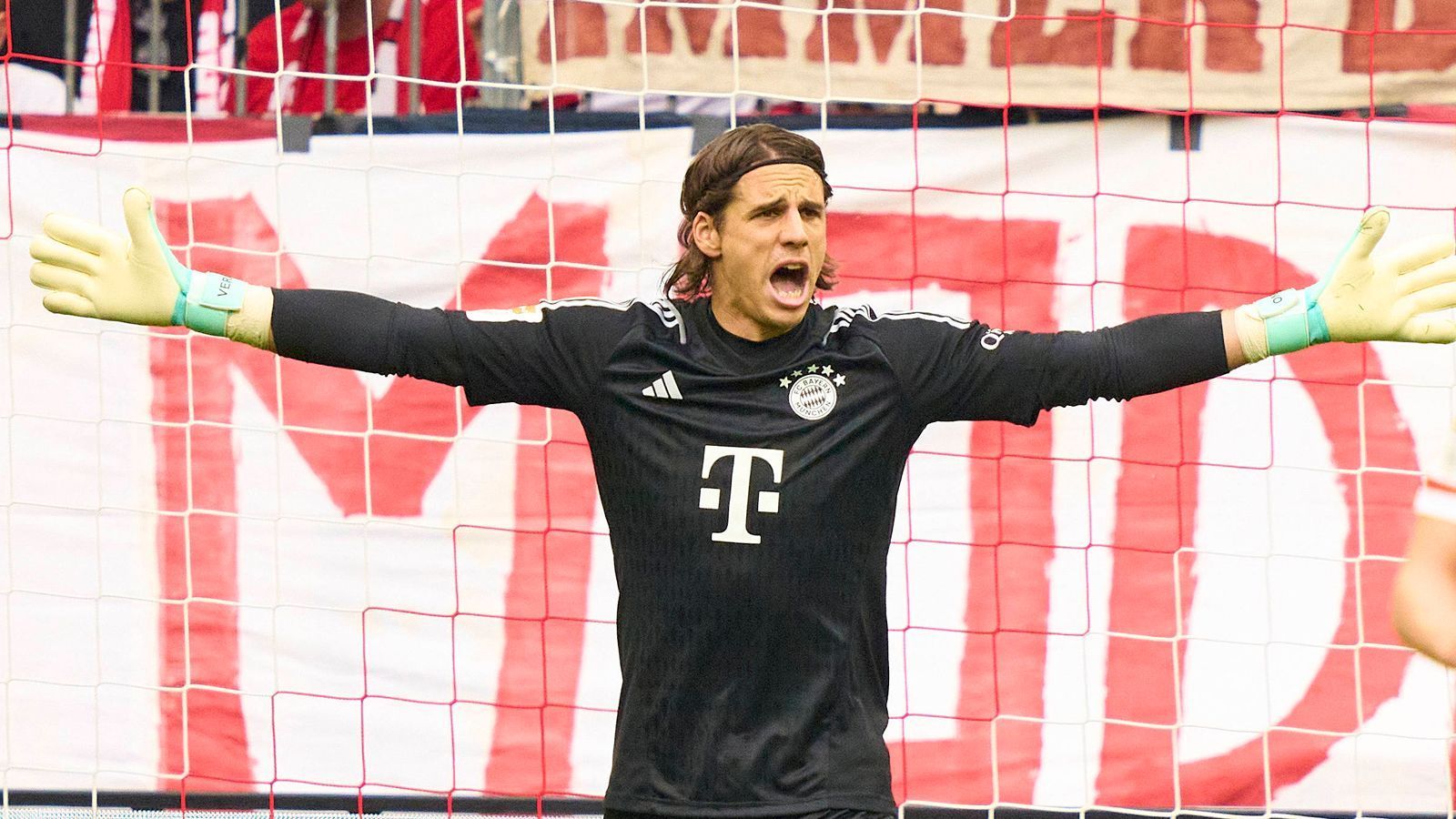 
                <strong>Yann Sommer (FC Bayern München) </strong><br>
                Wirkt tatsächlich ein wenig verunsichert, pariert Szoboszlais und Silvas Versuche in der 33. Minute aber glänzend. Auch Olmos Kopfball kurz darauf stellt kein Problem dar. Bei allen Gegentreffern chancenlos. Liefert in der 84. Minute eine Heldentat im 1-gegen-1 gegen Nkunku ab. ran-Note: 2
              