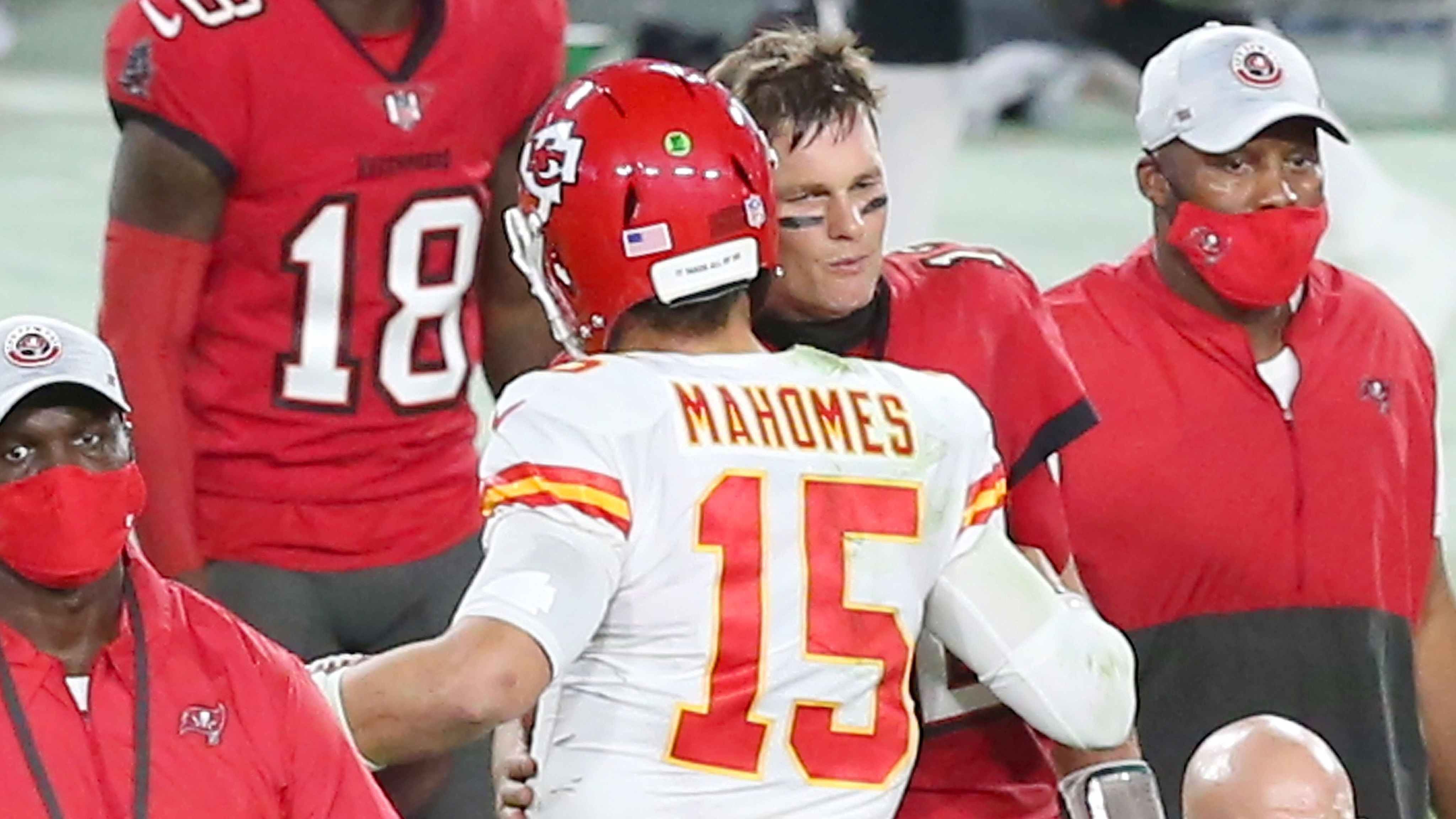 
                <strong>Mahomes, Brady und Co.: Wer wird Super-Bowl-MVP? </strong><br>
                Der Super Bowl LV (in der Nacht vom 7. auf den 8. Februar ab 0:40 live auf ProSieben, JOYN und ran.de) steht vor der Tür und auch die Buchmacher in Las Vegas bereiten sich auf das größte Spektakel des Jahres vor. Eine beliebte Wette ist dabei, wer sich am Ende die begehrte Trophäe des "Most Valuable Player" des Super Bowl sichert. Da sieben der letzten zehn Super-Bowl-MVPs auf der Position des Quarterbacks spielten, sind auch in dieser Saison die beiden Signal-Caller Patrick Mahomes und Tom Brady die Favoriten auf die Auszeichnung. ran.de präsentiert die Wettquoten zur Auszeichnung des Super-Bowl-MVPs. (Stand: 26.01.21. Quelle: Caesars Sportsbook by William Hill)
              