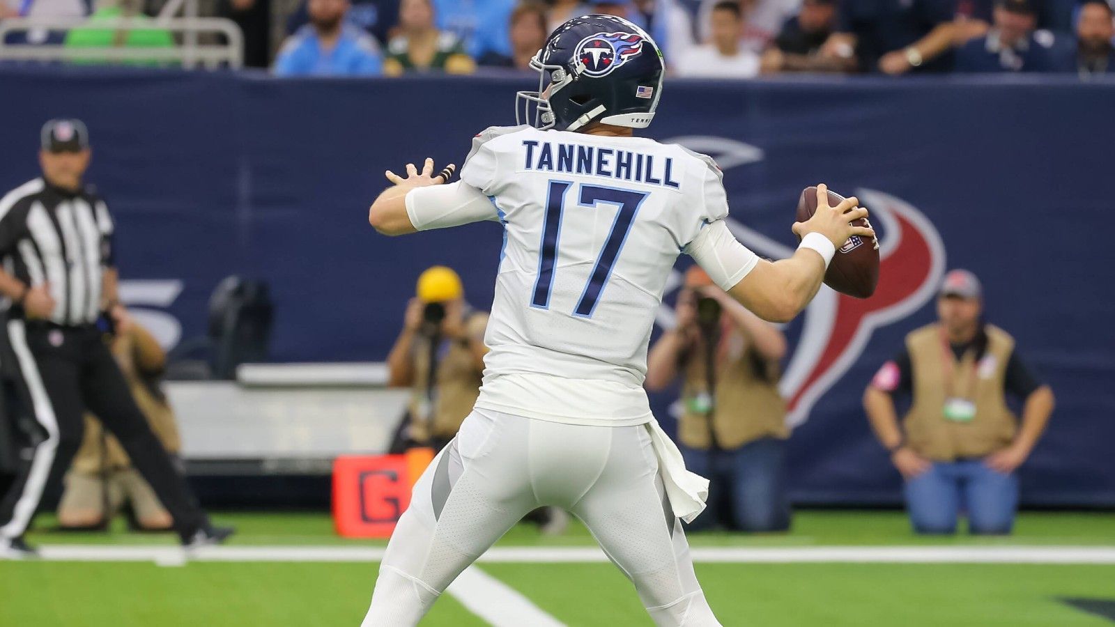 
                <strong>Verlierer: Ryan Tannehill</strong><br>
                Es war wahrlich kein leichtes Wochenende für Ryan Tannehill. Nicht nur, dass er mit A.J. Brown seinen besten Wide Receiver verloren hat, zudem haben die Tennessee Titans mit Malik Willis auch noch seinen potenziellen Ersatz für den Quarterback verpflichtet. Dieser ging - wie die meisten der ausgewählten Spielmacher - zwar erst spät über den Ladentisch, gilt aber als der Signal Caller mit dem größten Potenzial der gesamten Klasse. 
              