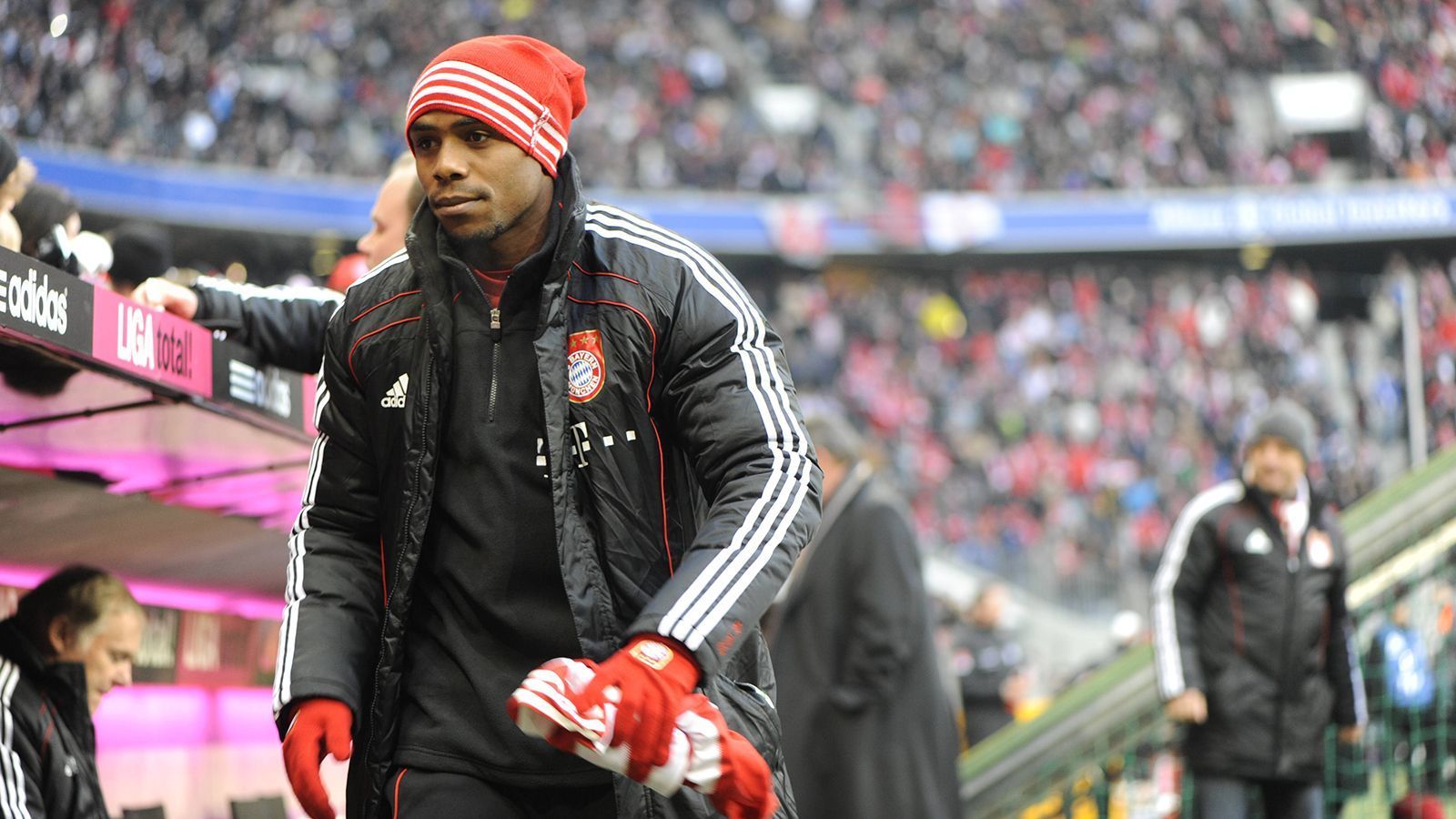 
                <strong>Edson Braafheid (Juli 2009 bis Februar 2010/Juni 2010 bis Januar 2011)</strong><br>
                Verpflichtet als Wunschspieler von Louis van Gaal gilt Linksverteidiger Edson Braafheid als einer der größten Transferflops der jüngeren Klubgeschichte. Schon nach einem guten halben Jahr liehen die Bayern den Niederländer zu Celtic Glasgow aus, auch ein zweiter Anlauf beim Rekordmeister nach der Leihe endete nach gerade einmal sechs Monaten und führte Braafheid zur TSG Hoffenheim. Sein Leistungsnachweis nach einem guten Jahr München: 19 Pflichtspiele, 0 Torbeteiligungen.
              