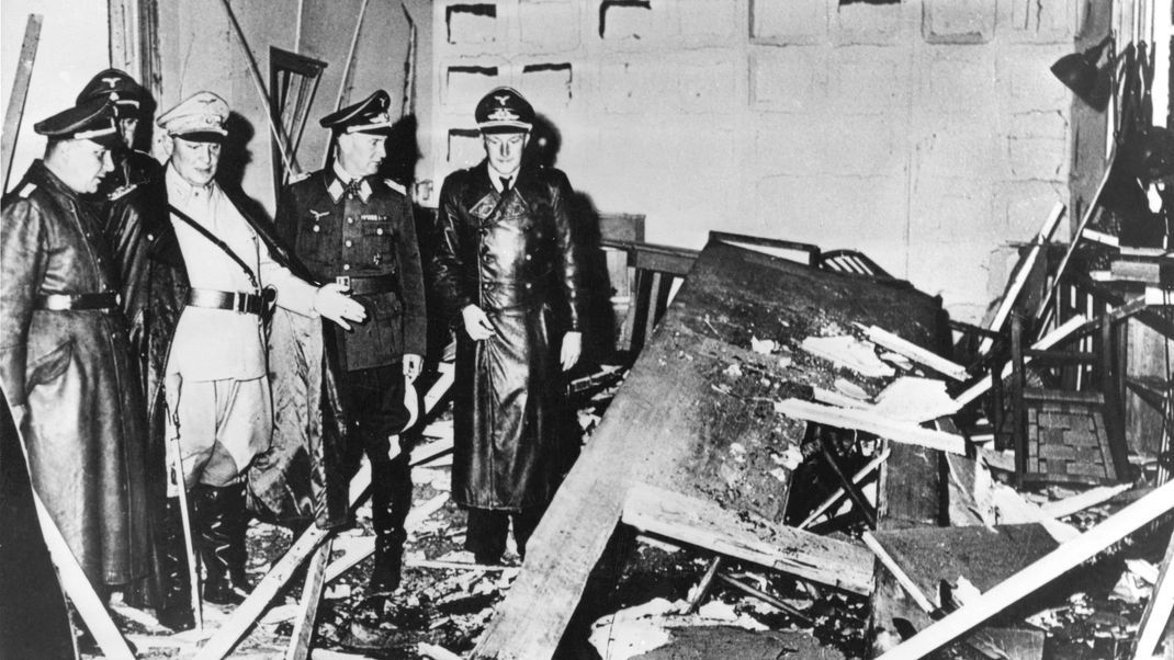 Hermann Göring und Martin Bormann besichtigen die zerstörte Baracke in der Wolfsschanze nach dem Attentat am 20. Juli 1944.