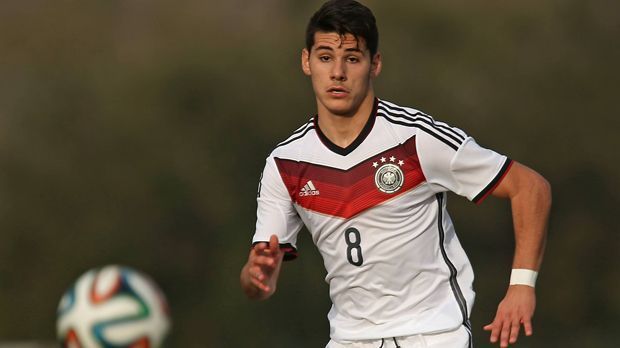 
                <strong>Mittelfeld: Görkem Saglam</strong><br>
                Mittelfeld: Görkem Saglam. Der Freistoßexperte im Team vom VfL Bochum. Erst im August unterschreibt Saglam einen Profivertrag - nun wartet die Weltmeisterschaft. In der A-Junioren-Bundesliga West erzielt der 17-Jährige in acht Spielen stolze sechs Tore. 
              