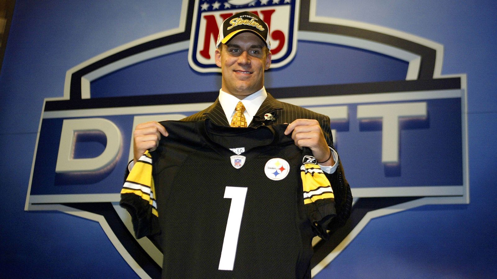 
                <strong>2004: Draft-Posse ermöglicht den Steelers Roethlisberger-Pick</strong><br>
                Im NFL Draft 2004 wurde Ben Roethlisberger an elfter Stelle von den Pittsburgh Steelers ausgewählt. Eigentlich dachte man jedoch, der ehemalige Quarterback von Miami (Ohio) würde höher gewählt. Dass er zu den Steelers fiel, war der Posse um Eli Manning und Philip Rivers geschuldet. Manning, an erster Stelle von den San Diego Chargers ausgewählt, weigerte sich, für die Franchise zu spielen. Als die New York Giants dann Rivers an vierter Stelle nahmen, tradeten beide Franchises kurzerhand die Quarterbacks. Die Steelers waren der lachende Dritte und holten sich Roethlisberger. Am Ende waren wohl alle drei Parteien zufrieden mit dem Geschäft.
              