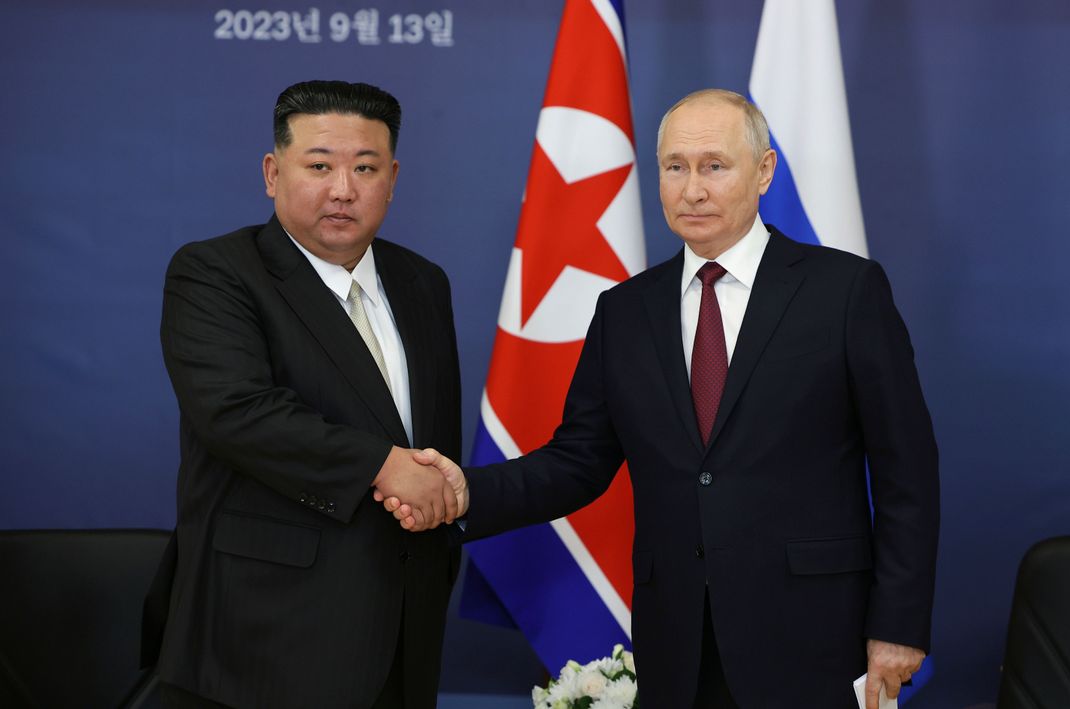 Russlands Präsident Putin und Nordkoreas Machthaber Kim reichen sich die Hände.