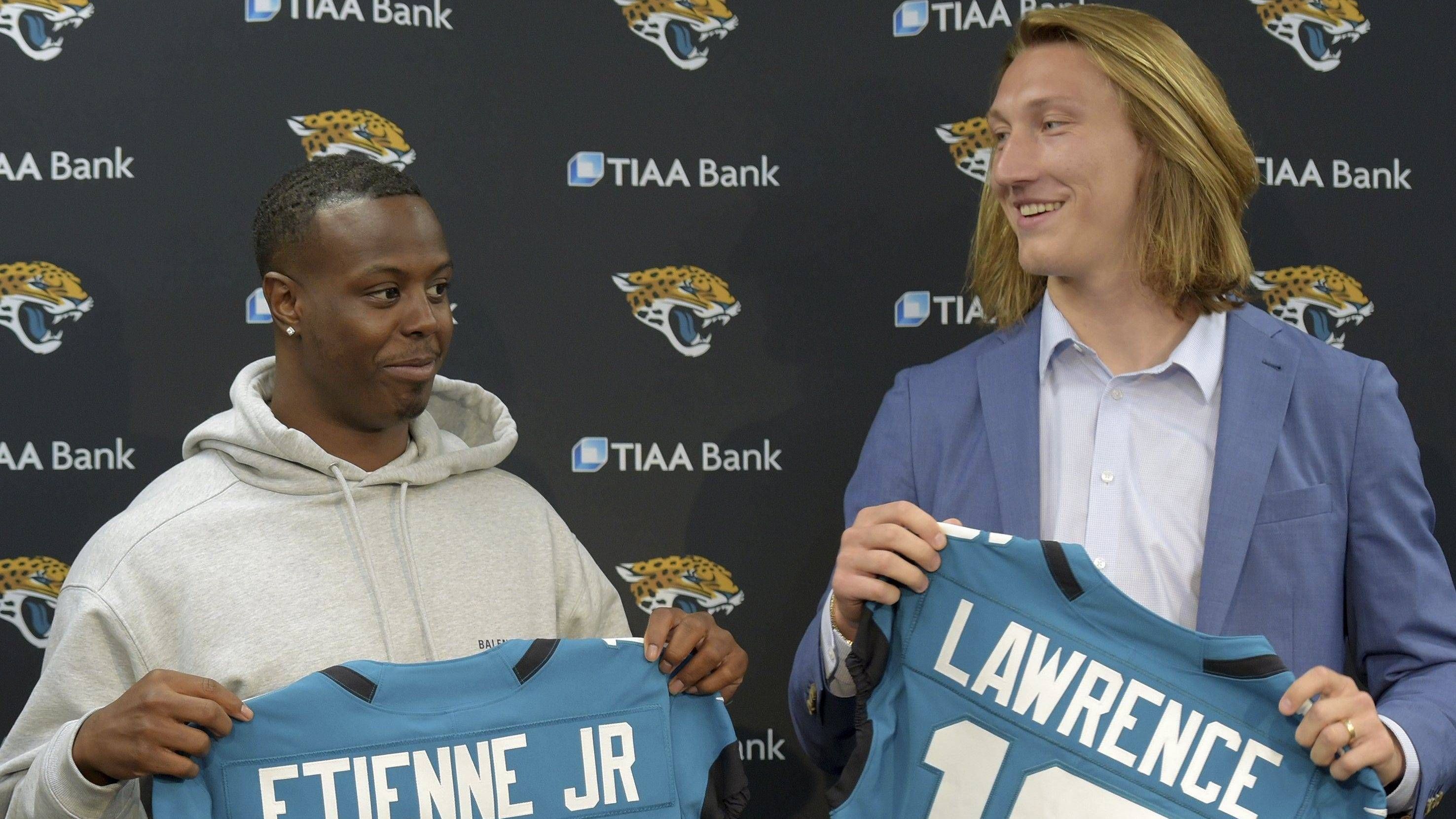 <strong>NFL Draft 2024: Voraussichtliche Verträge der Erstrundenpicks</strong><br>Wer im NFL Draft in der ersten Runde gepickt wird, kassiert mächtig ab. Der Unterschied zwischen dem 1. und dem 32. Pick ist aber immens. Wie viel die 32 Spieler, die dieses Jahr am ersten Tag ausgewählt werden, voraussichtlich verdienen, seht ihr in der Galerie. <em>(Quelle für die <strong>Prognose</strong>: spotrac.com)</em>