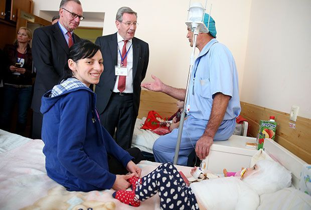 
                <strong>FC Bayern in der Ukraine: Hilfe für Krankenhaus</strong><br>
                In dem Krankenhaus, in dem von Verbrennungsopfern bis hin zu Kindern mit Herzproblemen unterschiedlichste Patienten behandelt werden, rückt das Champions-League-Spiel am Abend in den Hintergrund.
              