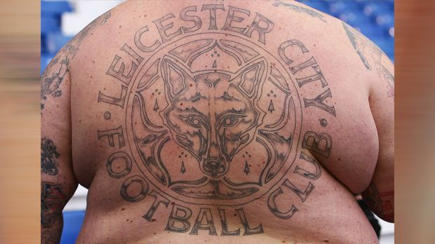 
                <strong>Die verrückten Tattoos der Premier-League-Fans</strong><br>
                Auch bei anderen, englischen Fußball-Fans geht die Liebe ziemlich weit - im wahrsten Sinne des Wortes sogar unter die Haut, wie dieses mächtige Tattoo eines Leicester-City-Fans beweist.
              