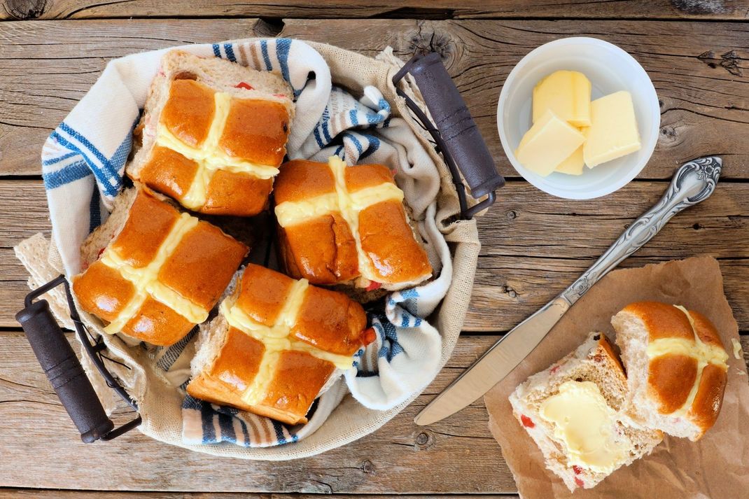 Hot Cross Buns: Rezept für englische Heißwecke - SAT.1 Ratgeber