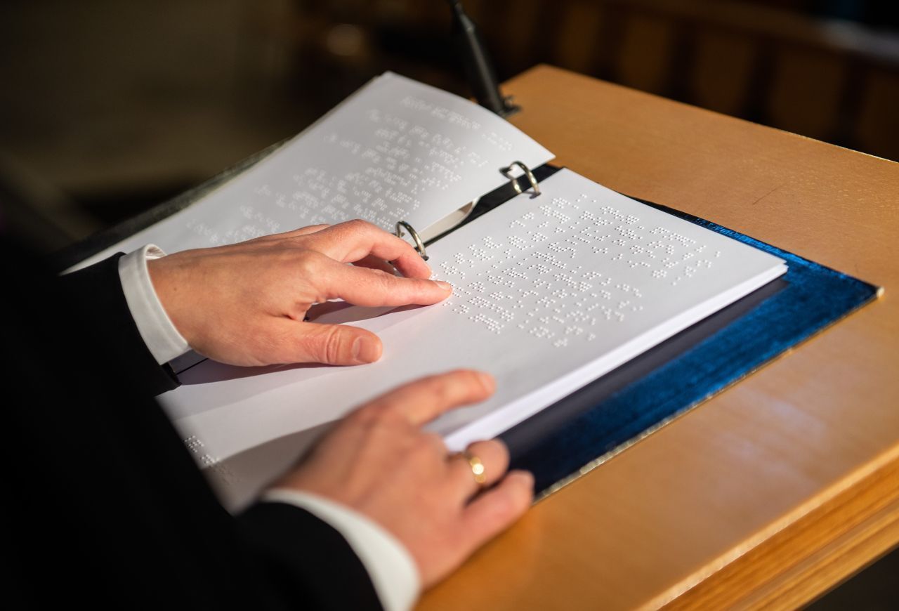 Brailleschrift: Die Verwendung und Weitergabe dieser speziellen Schrift für Blinde ist seit 2020 auf der deutschen Liste. Damit wird ihre Funktion als „Fundament für Bildung und soziale Teilhabe blinder Menschen“ gewürdigt. 1825 vom Franzosen Louis Braille entwickelt, besteht die Schrift aus Kombinationen von sechs erhobenen und somit tastbaren Punkten. 1904 wurde die deutsche Blindenkurzschrift entwickelt.