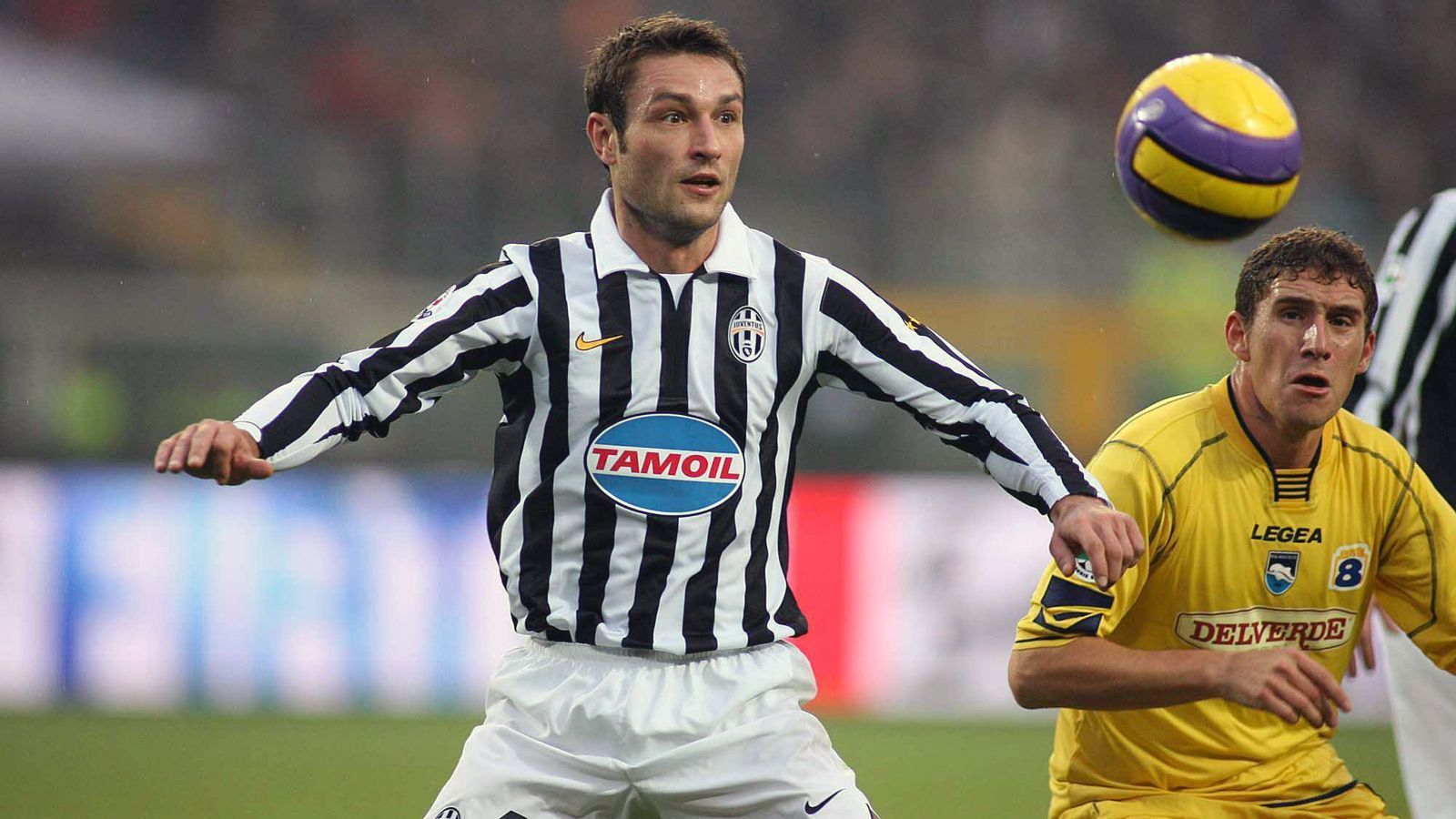 
                <strong>Robert Kovac</strong><br>
                Schon 2005 schnappte sich Juventus den damals ablösefreien Bayern-Verteidiger Robert Kovac. Ähnlich wie Salihamidzic blieb der Kroate sowohl in der Serie A, als auch nach dem Zwangasabstieg in der Serie B zumeist Ergänzungsspieler, kam so in zwei Jahren lediglich auf 43 Einsätze. Nach dem Wiederaufstieg 2007 wurde Kovacs Vertrag dann nicht mehr verlängert und der Routinier kehrte in die Bundesliga zu Borussia Dortmund zurück. Später beendete der gebürtige Berliner seine Karriere bei Dinamo Zagreb und ist heute als Co-Trainer an der Seite seines Bruders Niko bei der AS Monaco. 
              
