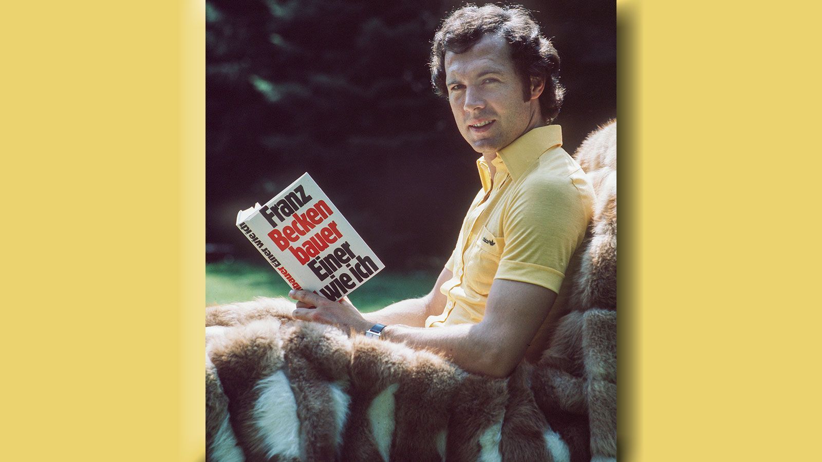 <strong>Beckenbauer als Buchautor</strong><br>
                Im Jahr 1975 hat es sich Beckenbauer in einem Fellsessel bequem gemacht, um in seiner eigenen Biografie zu lesen.
