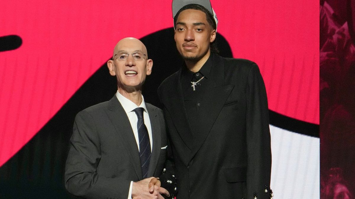 Noa Essengue (r.) beim NBA-Draft