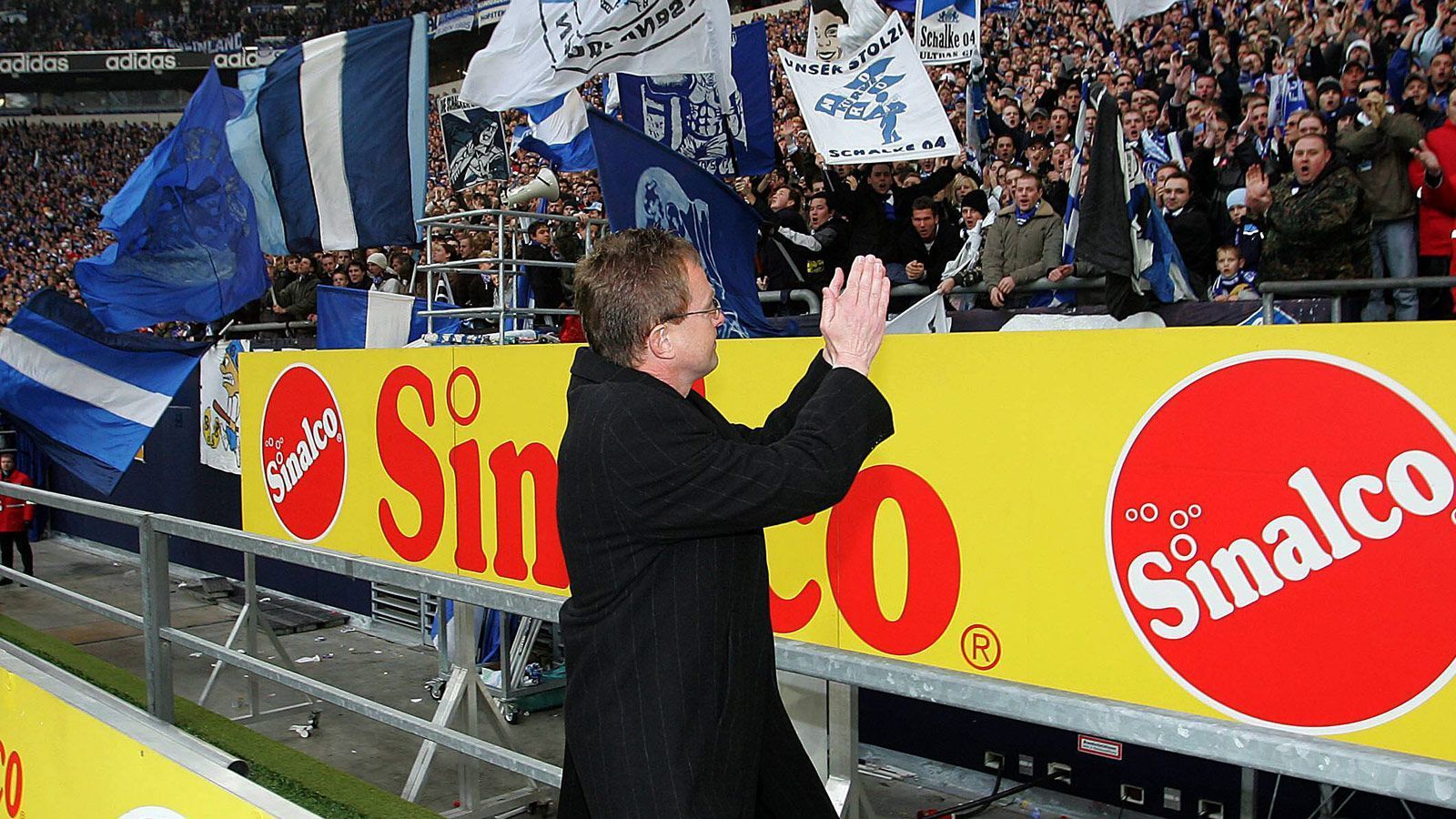 
                <strong>Schmerzhafter Abschied</strong><br>
                … Im Heimspiel gegen Mainz entlädt sich dann der Frust des Schalker Anhangs: Die Fans fordern lautstark einen Verbleib Rangnicks, der daraufhin eine Ehrenrunde durch die Veltins Arena dreht. Die "emotionale Ausnahmesituation", wie Rangnick sie später beschreiben wird, ist seine letzte Amtshandlung auf Schalke. Nach 16 Bundesliga-Spielen, 31 Punkten und auf Platz vier liegend verlässt er die "Königsblauen" und wird schließlich von seinem Assistenztrainer Mirko Slomka ersetzt.
              