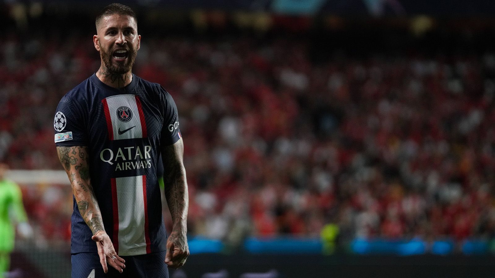 
                <strong>Sergio Ramos - 28 Rote Karten</strong><br>
                Sergio Ramos hält den Rekord für die meisten Roten Karten in La Liga (21) und ist seit seinem zweiten Platzverweis im Trikot von Paris Saint Germain der Profi mit den zweitmeisten Platzverweisen jemals. In "seiner" Truppe ist er damit auch der Co-Käptn.
              