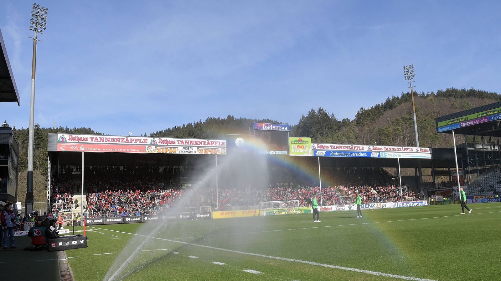 
                <strong>Platz 17: Stadion an der Schwarzwaldstraße (SC Freiburg)</strong><br>
                4,5 Sterne (1988 Bewertungen)
              