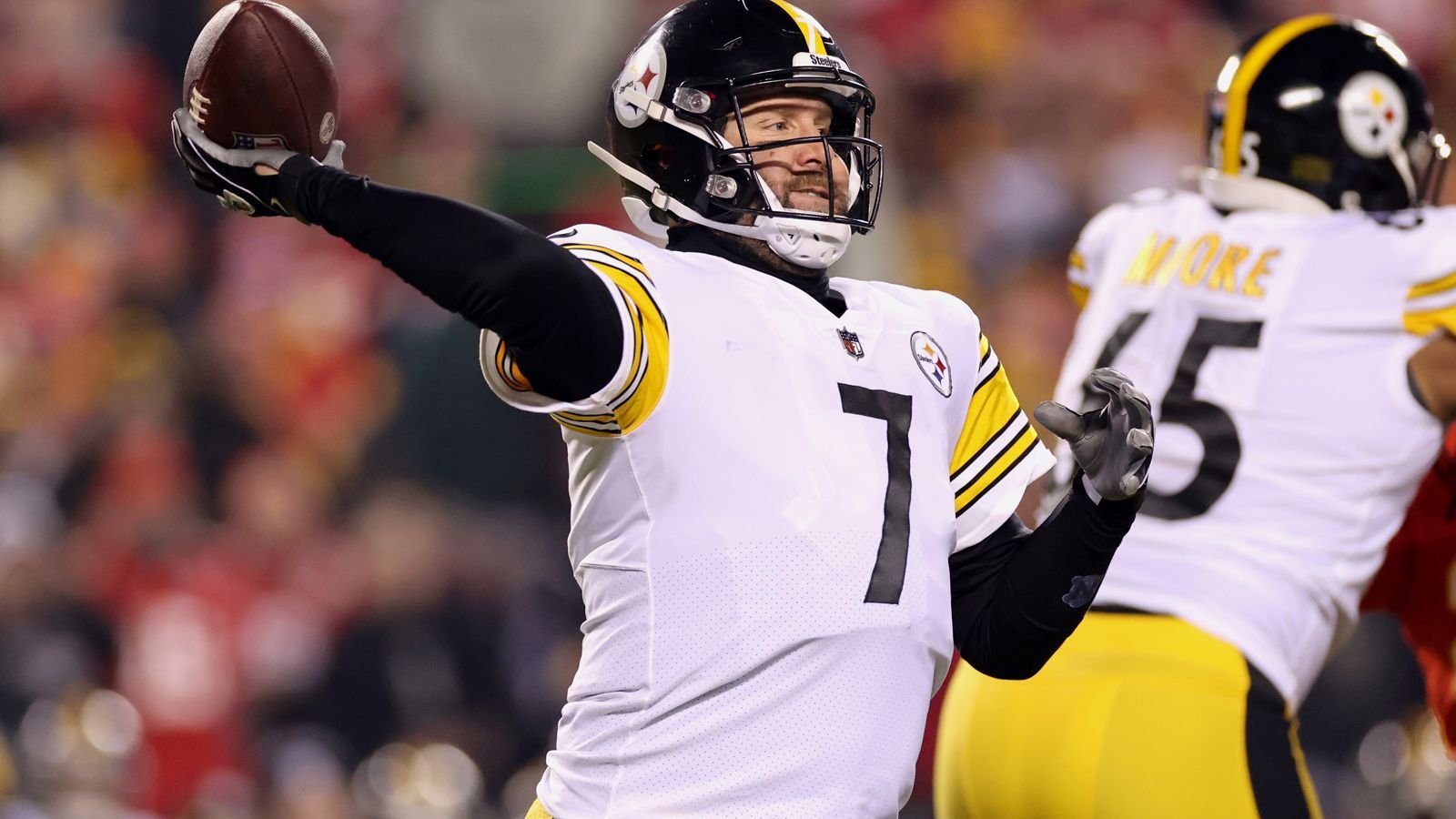 
                <strong>Ben Roethlisberger überholt Joe Montana und Brett Favre</strong><br>
                In seinem voraussichtlich letzten NFL-Spiel hat Ben Roethlisberger in den Playoffs gegen die Kansas City Chiefs noch einmal Geschichte geschrieben. Mit 215 Yards zu Beginn überholte er zunächst Joe Montana und dessen 5.772 Yards. Zudem zog er an der drittplatzierten Packers-Legende Brett Favre und dessen 5.855 Yards vorbei.
              